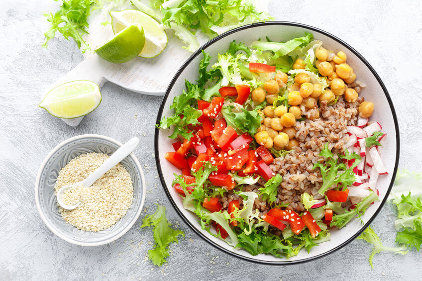 Salad with chickpeas in it